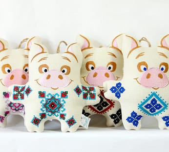 ウクライナ雑貨  「ブタさん」ウクライナ伝統刺繍 オーナメント ぬいぐるみ 4柄